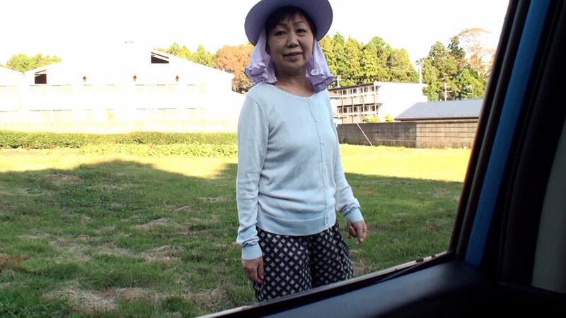 畑仕事中の田舎熟女をアンケートとナンパしてみたら…。いい歳ですがやっぱりエッチがしたい！？久しぶりの若い肉棒にイキまくる中出しセックス！ サンプル 1