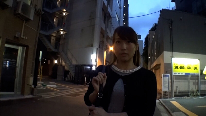 AV男優の街角ナンパ！味わった事のない快楽に溺れる会社帰りの巨乳美人奥様と中出しセックス！ サンプル 1