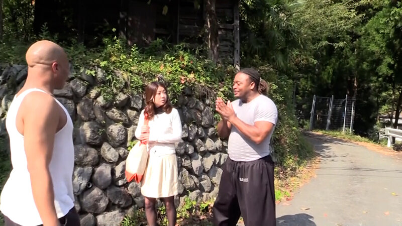 里帰り中の結婚3年目の奥様を田舎道でナンパ！黒人デカマラに興味津々の熟女に即ハメ中出しセックス！ サンプル 1