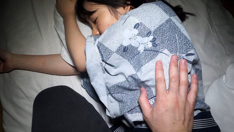 【視聴注意】会社の慰安旅行で狙っていた人妻社員に深夜にアタックしたら意外とイケた！ サンプル 1