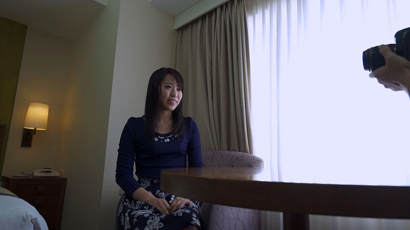 稼ぐ旦那さんに放置されて、暇を持て余した美人若妻が興味本位からAV出演！経験少ない初々しい感じ方に興奮して、思わず中出し！ サンプル 2