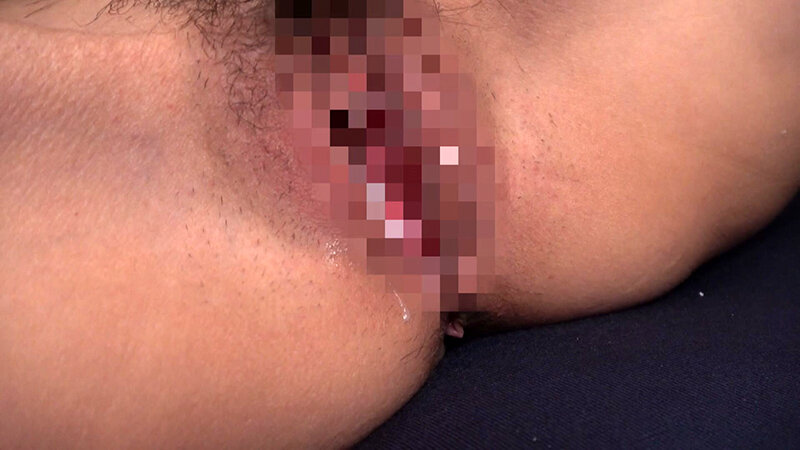 狙われたスレンダー美人！意識がない女性に漫喫個室で行われる凶行！ サンプル 15