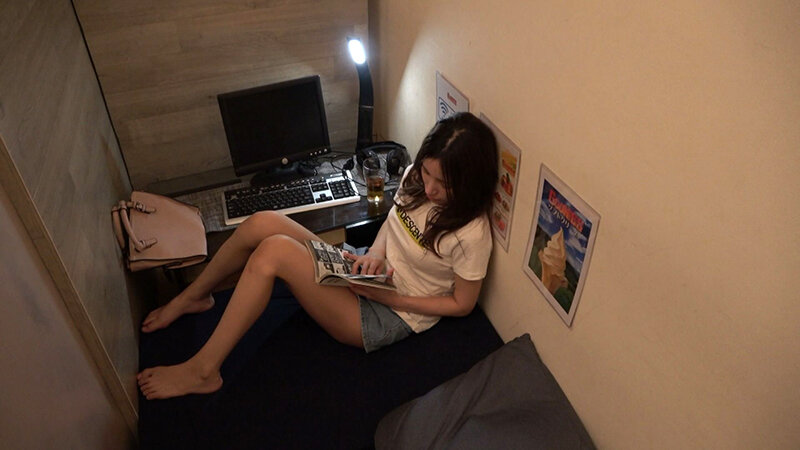 狙われたスレンダー美人！意識がない女性に漫喫個室で行われる凶行！ サンプル 1