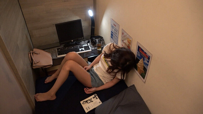 狙われたスレンダー美人！意識がない女性に漫喫個室で行われる凶行！ サンプル 2
