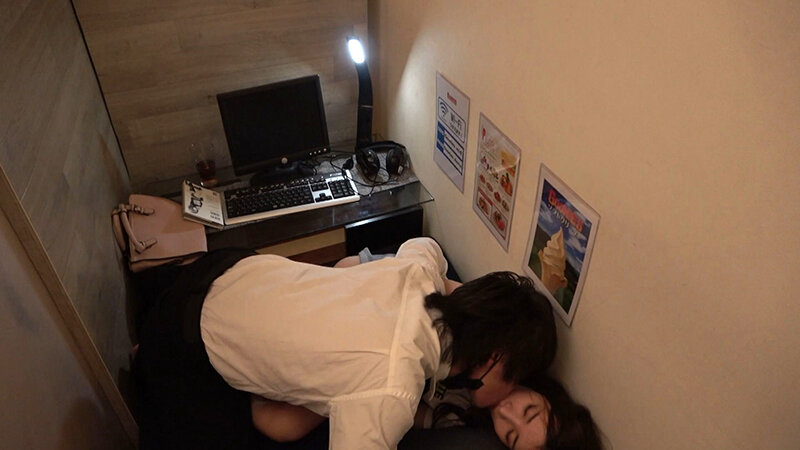 狙われたスレンダー美人！意識がない女性に漫喫個室で行われる凶行！ サンプル 3