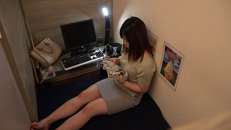 ネットカフェに潜む闇！女性客の豊満バストを堪能する極悪店員！ サンプル 1