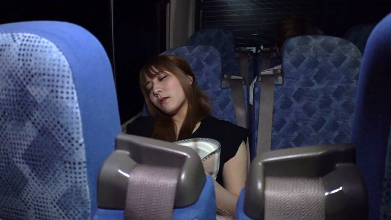 深夜運行のバスに潜む闇！意識を失い狙われた色白巨乳の割れ目に侵入する男！ サンプル 1