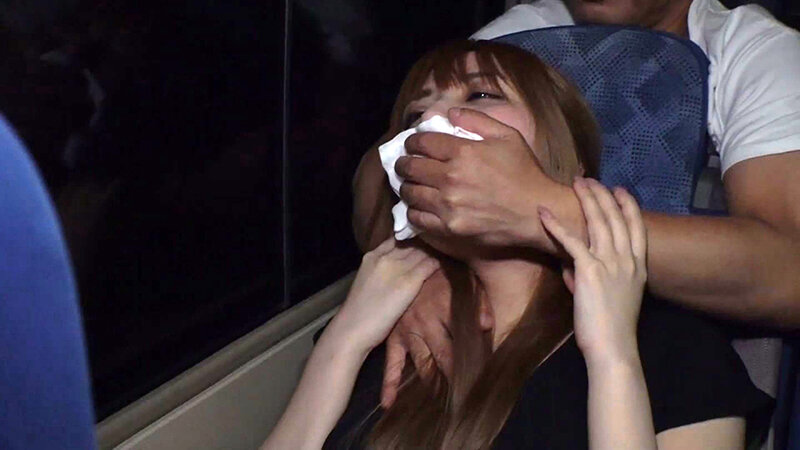 深夜運行のバスに潜む闇！意識を失い狙われた色白巨乳の割れ目に侵入する男！ サンプル 2
