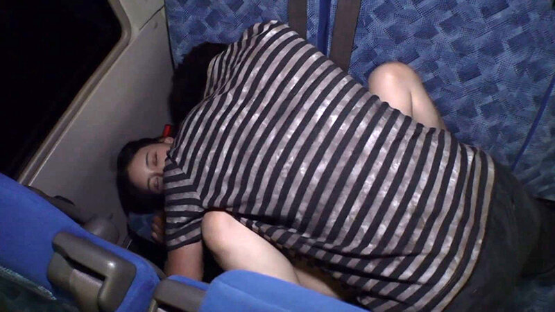 深夜のバスに現れる卑劣な男！狙われたワンピースの色白美人！ サンプル 12