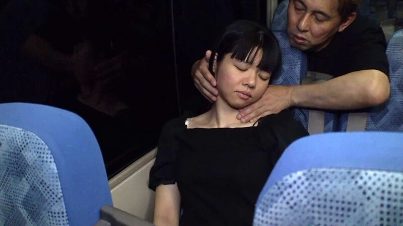 極悪非道の深夜バス！大人しそうな女性を狙っていたずらをする男！ サンプル 1