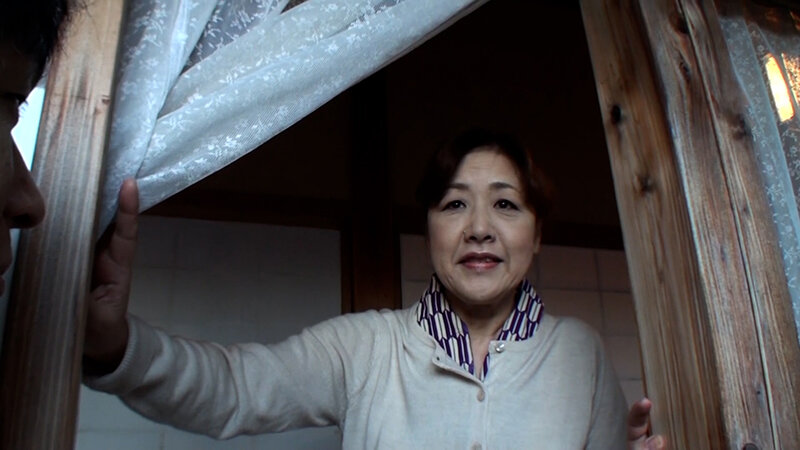 田舎の一軒家で悶々と暮らす58歳独り身熟女が寂しさと欲求不満からカメラの前で痴態を晒す初撮り中出しセックス！ サンプル 1