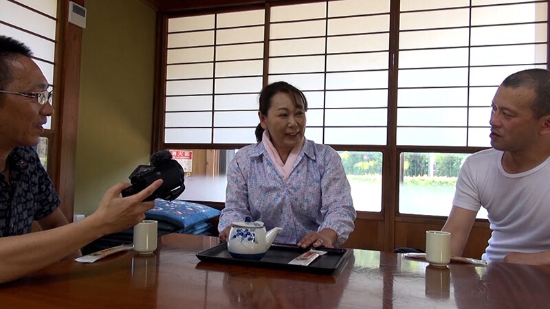 立派な田舎の一軒家に一人暮らす欲求不満の未亡人熟女。農業の副業でAV女優を目指す淫乱初撮り乱交セックス！ サンプル 1
