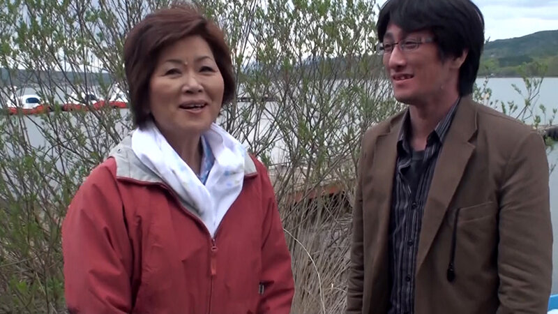湖畔で釣舟を営む元気で爽やかな未亡人熟女と常連さんの初撮り中出しセックス！ サンプル 1