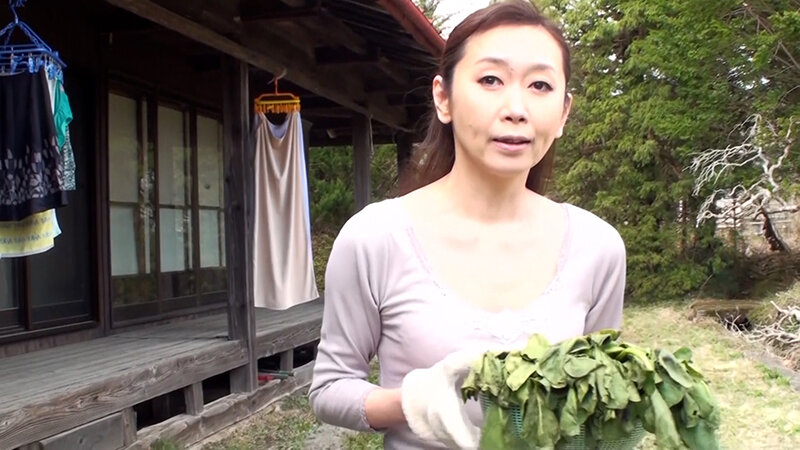 田舎暮らしで欲求不満を抱えながら悶々としている 清楚系のスレンダー美熟女さんのエロ過ぎ初撮り中出しセックス！ サンプル 1