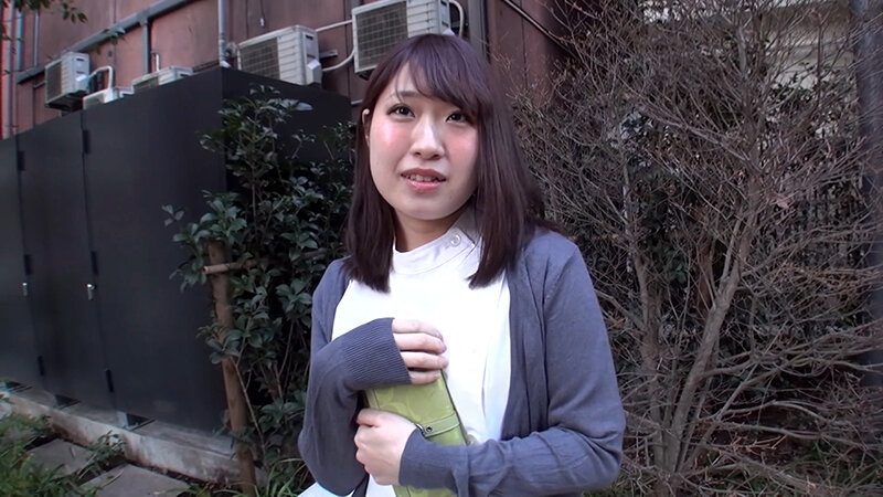 休憩中の美人看護師さんをインタビューとナンパ！スタジオに誘いナシクズシ的なボディタッチに疼くホントはヤリマン娘と嵌め撮りセックス！ サンプル 1