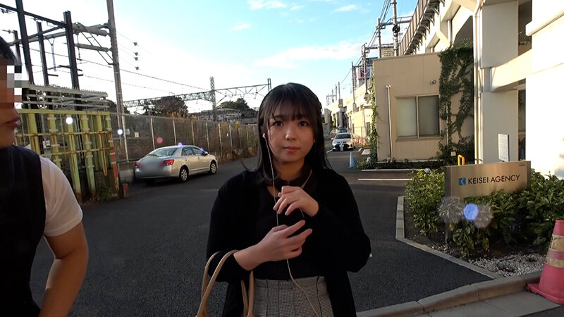 バイト帰りの清楚系娘をナンパ！AVとわかっていてもラブホについてくるむっつり娘とパコパコハメまくり！ サンプル 2