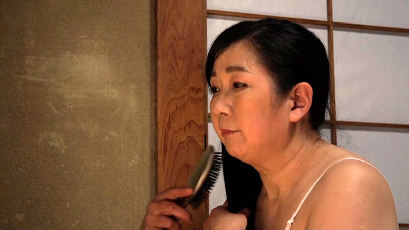 家の修繕で来ている業者の男に組み敷かれ力強いセックスに溺れて行く還暦熟女！ サンプル 1