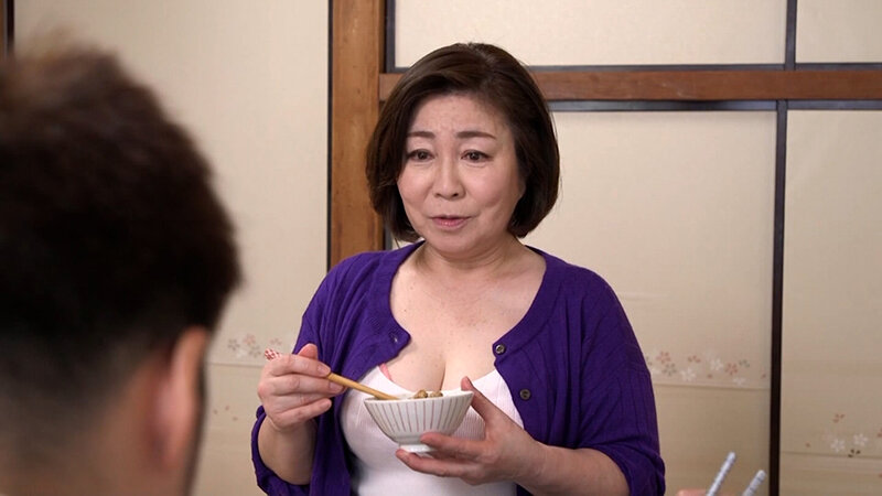 夫が出張で愚息と二人ひとつ屋根の下。性欲旺盛な熟母のオナニーを偶然目撃し禁断の行為に堕ちる肉欲ドラマ。 サンプル 1