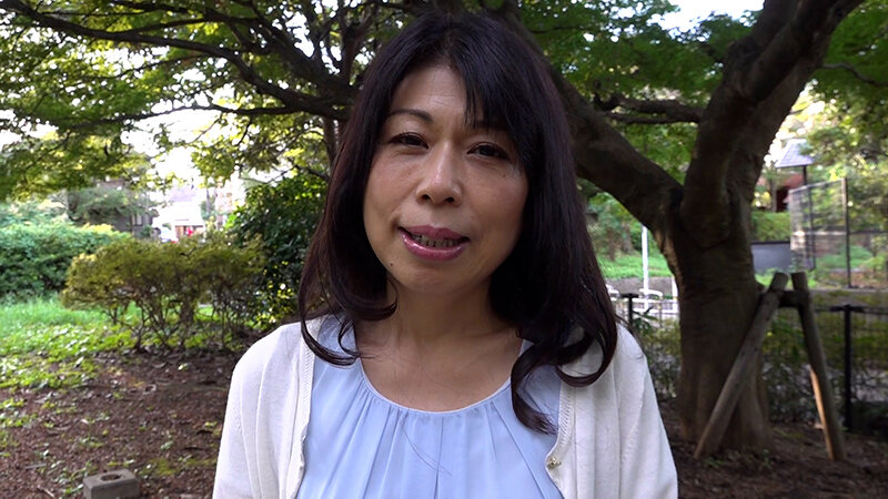上品な雰囲気の熟女が旦那さんとのセックスレスに耐えかねてAV撮影で発散！容姿からは想像できないドスケベSEX！ サンプル 1