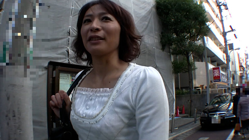小ぶりな乳房にデカ乳首、淫靡な剛毛、可愛い顔立ちから想像できない下品な肉体！旦那さんの肉棒しか知らない美熟女が淫乱開花の変態SEXにハマる！ サンプル 1