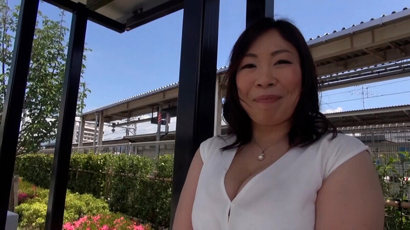 ご主人の浮気が原因で離婚した五十路熟女が温泉日帰り旅行でAV初撮りイキすぎセックスを披露！ サンプル 1