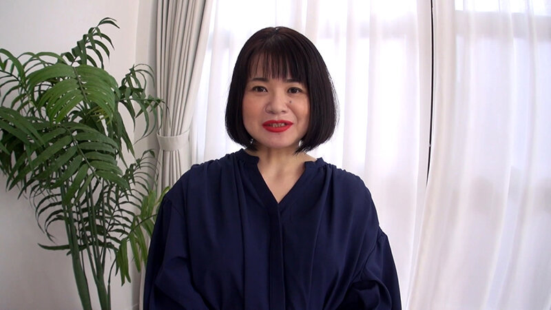 旦那と長いセックスレスの末エッチに目覚めた遅咲き熟女さんがAV出演で味わう強烈な快感に翻弄されながらもイキまくる初撮り中出しセックス！ サンプル 1