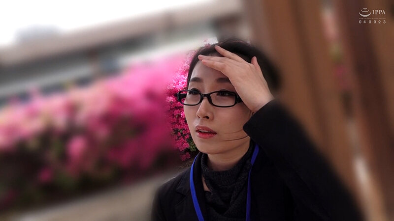 公園で見つけた美人秘書をテレビの撮影とナンパ！聡明で知的な眼鏡美女のむっつりエロギャップがアツいSEX交流！ サンプル 2