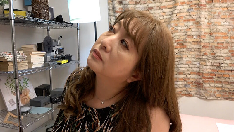 クーラーの修理にきた電気屋を誘惑するセックスレスで欲求不満の巨乳熟女！ サンプル 1