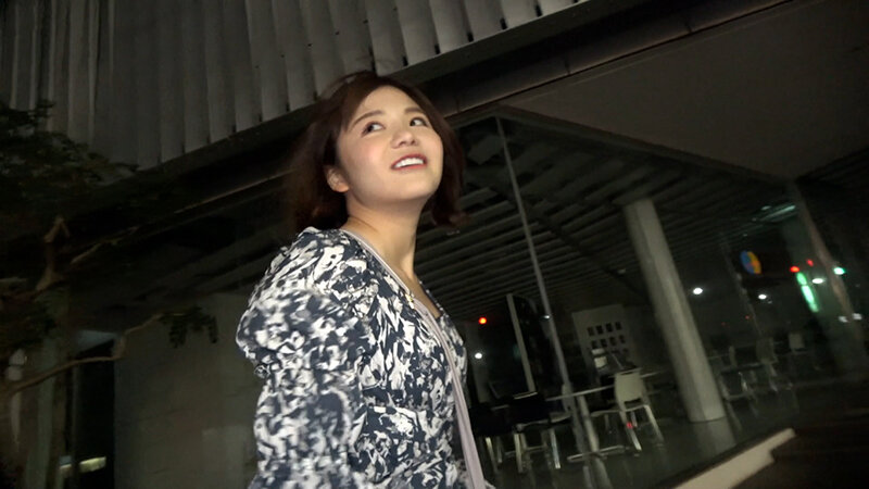 ニコニコ笑顔が可愛い自慢の彼女がまさかの裏切り行為…！実はナンパ即嵌めでイキまくるビッチな彼女！ サンプル 1
