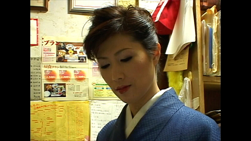 江の島のとある老舗旅館に訪れた訳アリカップルの男性客を誘惑する美人女将。それぞれの人間模様が交差する官能エロドラマ！ サンプル 1