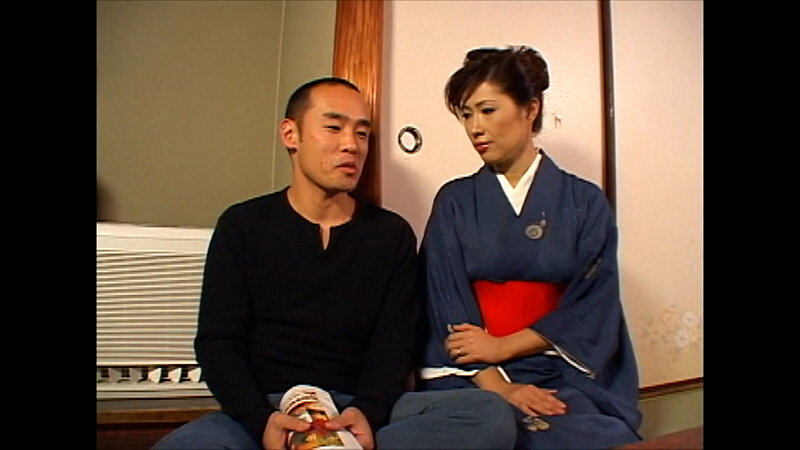 江の島のとある老舗旅館に訪れた訳アリカップルの男性客を誘惑する美人女将。それぞれの人間模様が交差する官能エロドラマ！ サンプル 2