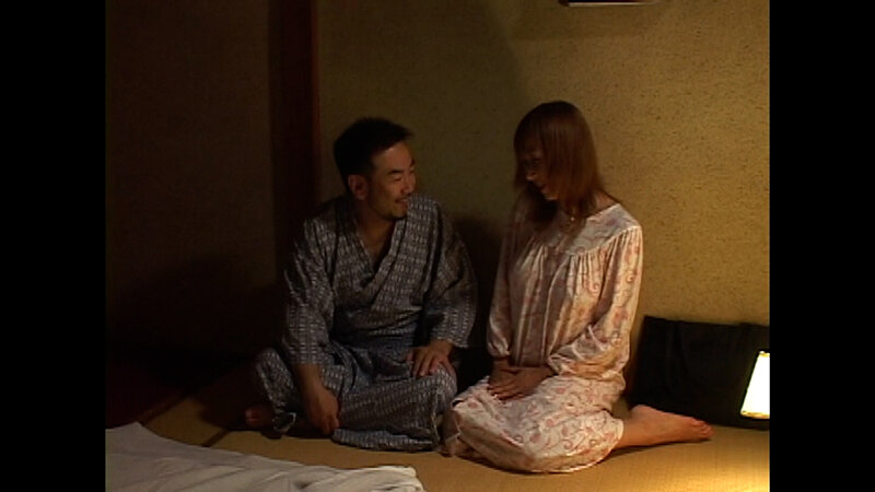 夫の借金の為、家を失い友達の温泉旅館で働く事になった好きモノ奥さん！ハメたいドスケベな下半身！ サンプル 5