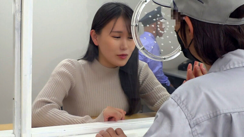 デカくてハリのあるHカップの巨乳を揉みしだき無理やり肉壺に入る大きな肉棒！美人妻に中出しセックス！ サンプル 1
