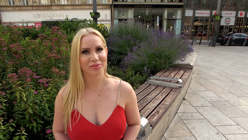 欧州の街角ナンパ！ゴージャスなダイナマイトボディの金髪美女を片言の英語でナンパして部屋に誘い侍肉棒で国際交流SEX！ サンプル 2