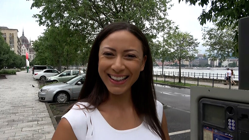欧州の美女を探す日本のTV番組のインタビューとナンパした褐色の肌のフランス人美女！毎日エッチしてる性欲旺盛美女と侍肉棒で世界基準のSEX！ サンプル 1