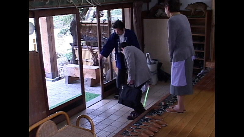 昭和の古き良き時代、温泉宿に嫁いだ熟女は若い頃は高級コールガール！昔の客と遭遇して始まる官能エロドラマ！ サンプル 1
