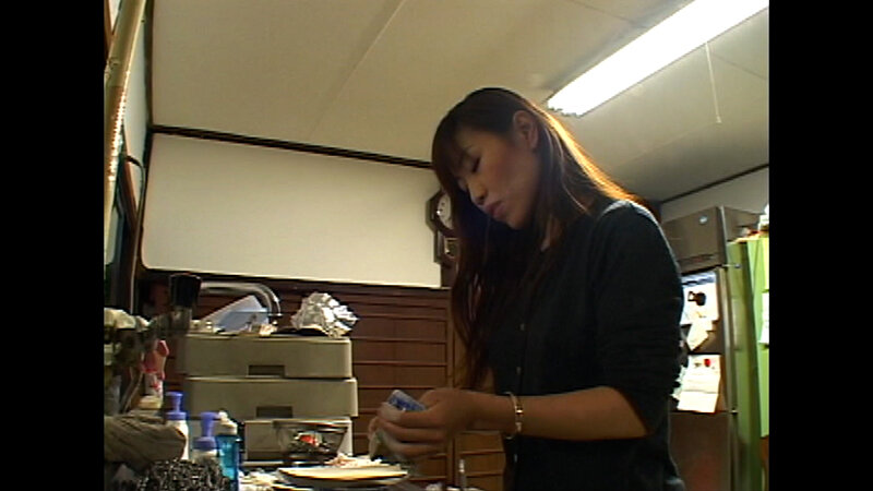 とある田舎町に単身赴任して来た講師。下宿先の色っぽい奥さんと昼下がりの情事に溺れ…。 サンプル 1