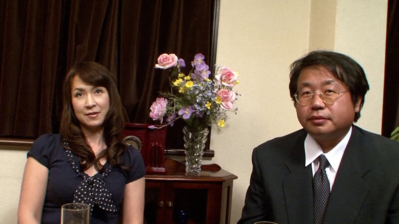 熟年夫婦が長い夫婦生活に刺激を求めてAV出演。奥さんが男優とのセックスでイキまくる様を傍で鑑賞する旦那。熟年夫婦のセックスライフ！ サンプル 1