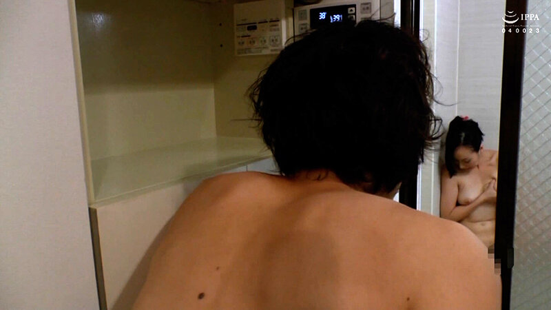 愚息の部屋で熟女AVを見て欲情する母のオナニーを見て勃起する愚息！欲求不満解消の禁断のSEX。 サンプル 4
