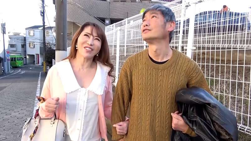 結婚したと言う倅の家に挨拶に行くと…出迎えてくれた奥さんが倅で…？？？卒倒する母と思わずムラムラする父、肉欲セックスに溺れる変態家族。 サンプル 1