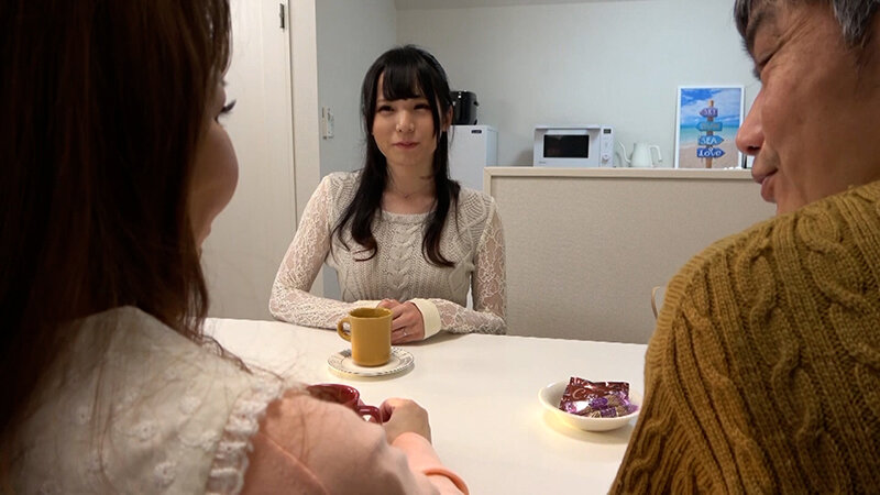 結婚したと言う倅の家に挨拶に行くと…出迎えてくれた奥さんが倅で…？？？卒倒する母と思わずムラムラする父、肉欲セックスに溺れる変態家族。 サンプル 2