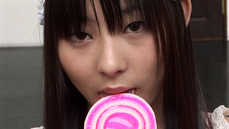 飴ちゃんが似合う無邪気でかわいい娘が小さい口でおっきな肉棒を咥えて口内射精！ サンプル 4
