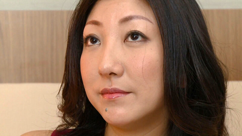 普段は海に波にサーフィン三昧の褐色系BODYの人妻さん！今日は夫に内緒で男に乗りまくりの中出しセックス！ サンプル 2