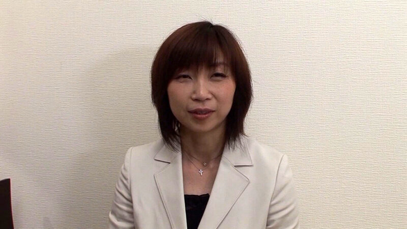 熟女系風俗で働くキレイ目バツイチさん！これぞ本物と言わんばかりの絶品技を披露したら吸い付くような肉壺で肉棒を刺激して生中出し！ サンプル 1