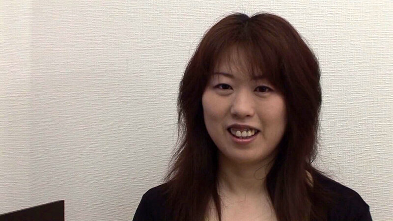 笑顔が可愛い童顔奥様！旦那が構ってくれない寂しさに耐え切れずAV出演！そんなイケナイ奥様にはガンガンSEXであつ～い精液をプレゼント！ サンプル 1