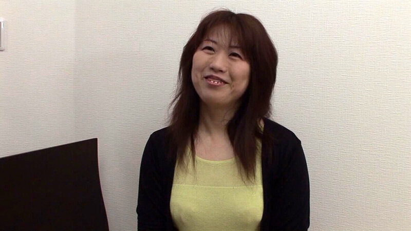 笑顔が可愛い童顔奥様！旦那が構ってくれない寂しさに耐え切れずAV出演！そんなイケナイ奥様にはガンガンSEXであつ～い精液をプレゼント！ サンプル 2