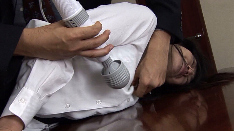 もう好きにしてください…。信じていた社長の性の捌け口に！電マでアソコをぐちょぐちょにされてゴリ押しSEXで生中出し！ サンプル 2