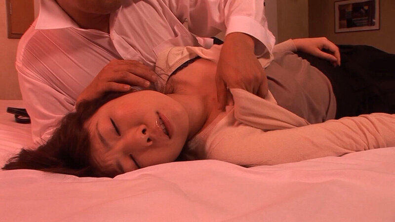 起きない事をいいことにオッパイ舐めたり電マをあてたりヤリたい放題中出しSEX！！ サンプル 4