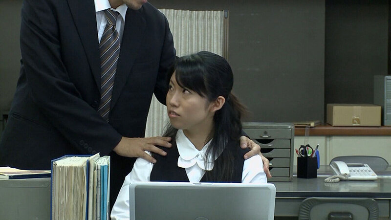 新入社員を食いものにする我が社の部長が可愛い女をハントして問答無用の中出しセックス！ サンプル 1