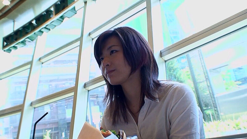 しっかりしてそうで実はヌケてる美人奥様！ダメと分かっていてもナンパについて行ってしまい一期一会の中出しSEX！ サンプル 1